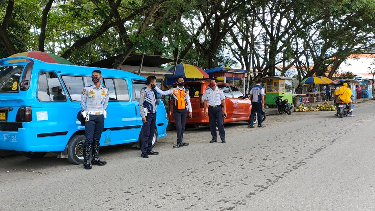 Picu Kemacetan, Sejumlah Mobil Angkot di Taman Moodu Ditertibkan