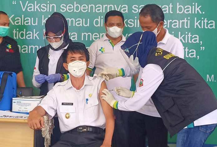 Herman Walangadi Jadi Orang Pertama Dapat Suntikkan Vaksin di Kabupaten Gorontalo