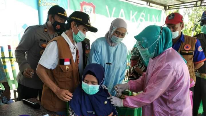 Wabup Gorontalo Pantau Vaksinasi Covid-19 Perdana di Boliyohuto