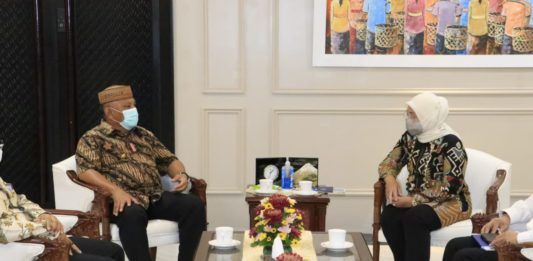 Gubernur Gorontalo Serahkan Sertifikat Lahan Pembangunan BLK ke Menaker