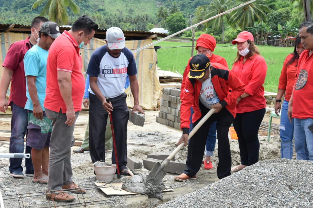 Djafar Ismail Letakkan Batu Pertama Pembangunan Rumah bagi Korban Bencana di Dulukapa