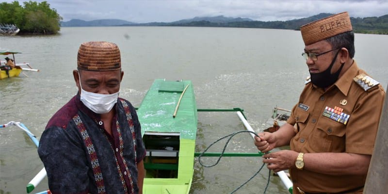 Lewat Baznas, Bupati Gorontalo Utara Serahkan Bantuan Perahu