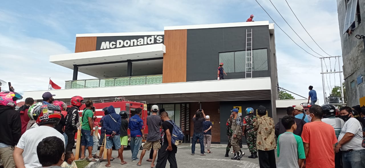 Pengunjung McDonald’s Gorontalo Berhamburan Saat Kebakaran
