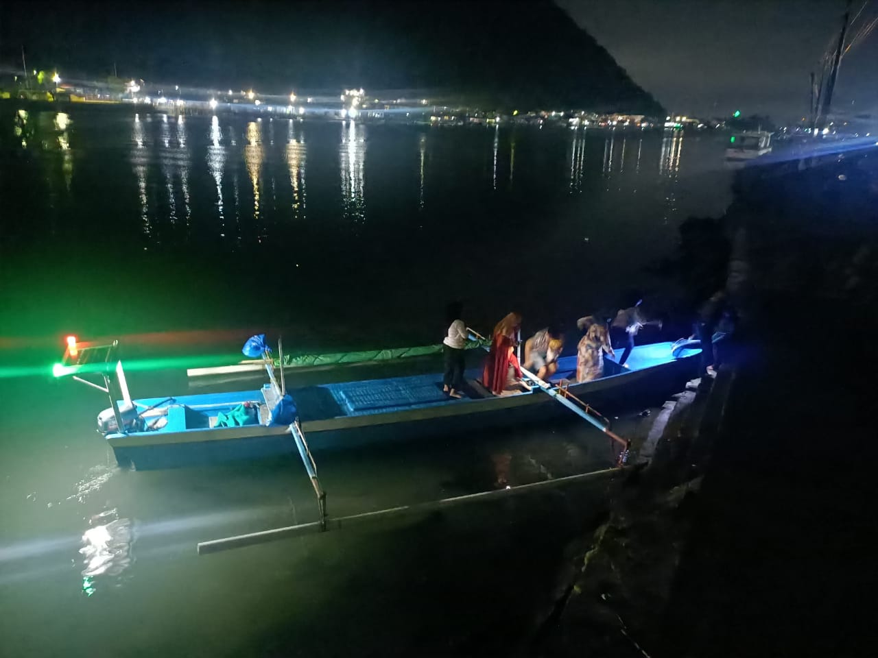 Longsor di Gorontalo Tutupi Jalan, Warga Terpaksa Naiki Perahu