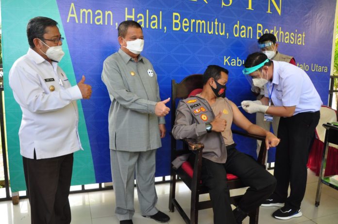 Wagub Idris Tinjau Pelaksanaan Vaksin Covid-19 Perdana di Gorut