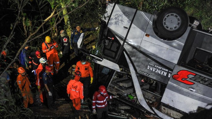 Bus Ditumpangi 66 Orang Masuk Jurang, 27 Jiwa Dikabarkan Tewas