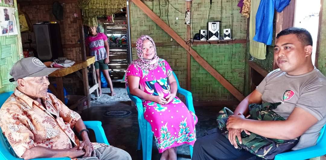 Pemilik rumah, Bapak Karim Suma saat dimintai tanggapannya atas bedah rumah oleh pihak Bintara Ilato Brimob Polda Gorontalo. (Foto: SAS)