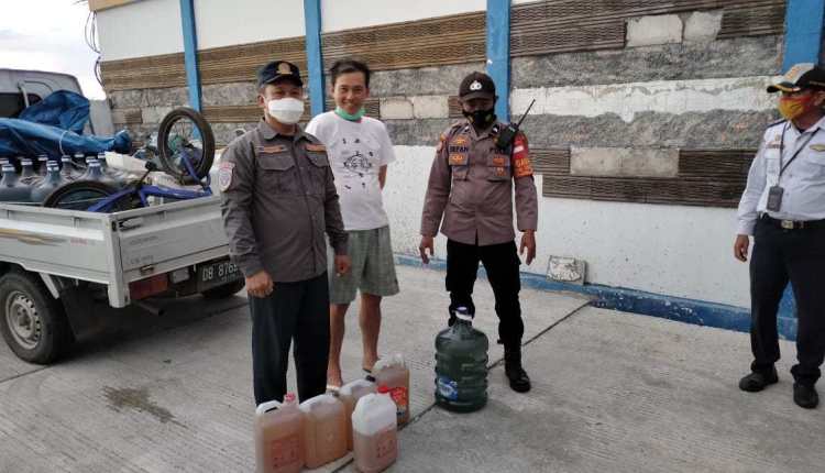 Seorang Penumpang Kapal di Pelabuhan Gorontalo Terciduk Bawa 226 Liter Miras