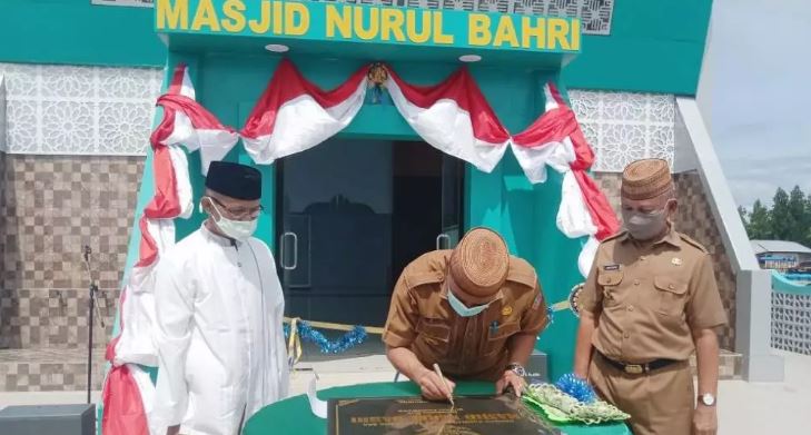 Bupati Syarif Mbuinga Resmikan Masjid Terapung di Kawasan Pohon Cinta