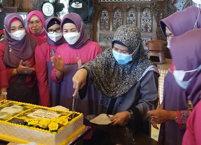 Ulang Tahun ke-57, Idah Syahidah dapat Suprise dari Dharma Wanita Gorontalo