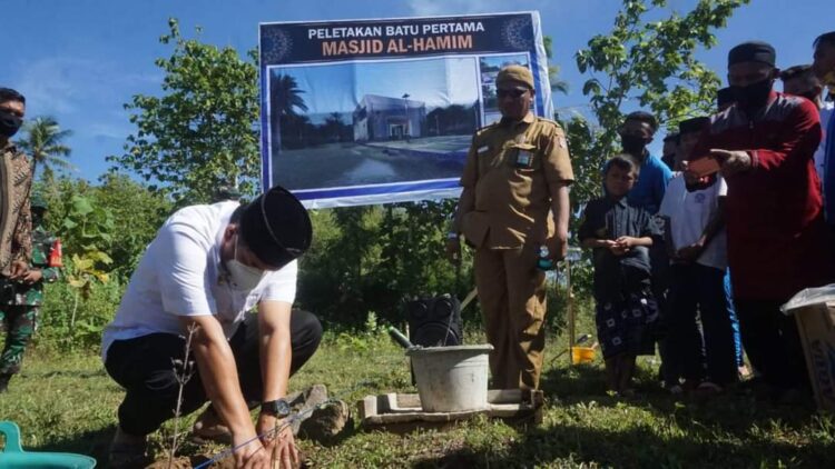 Hamim Pimpin Peletakan Batu Pertama Masjid di Bulango Timur