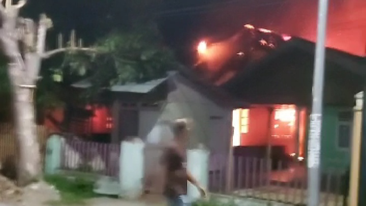 Video Warga Panik Saat Kebakaran Rumah Terjadi di Tamalate