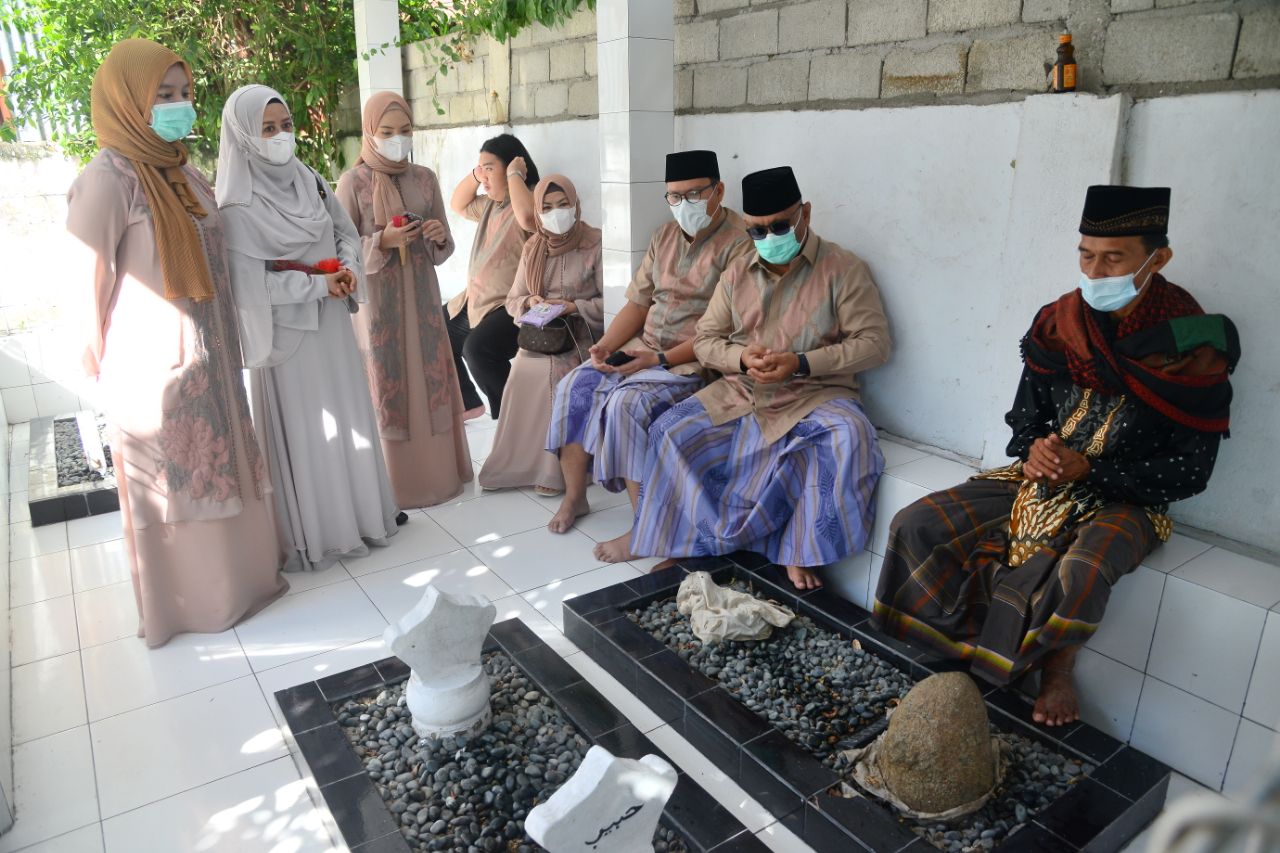 Usai Salat Idul Fitri, Gubernur Rusli Ziarah ke Makam Ayahnya