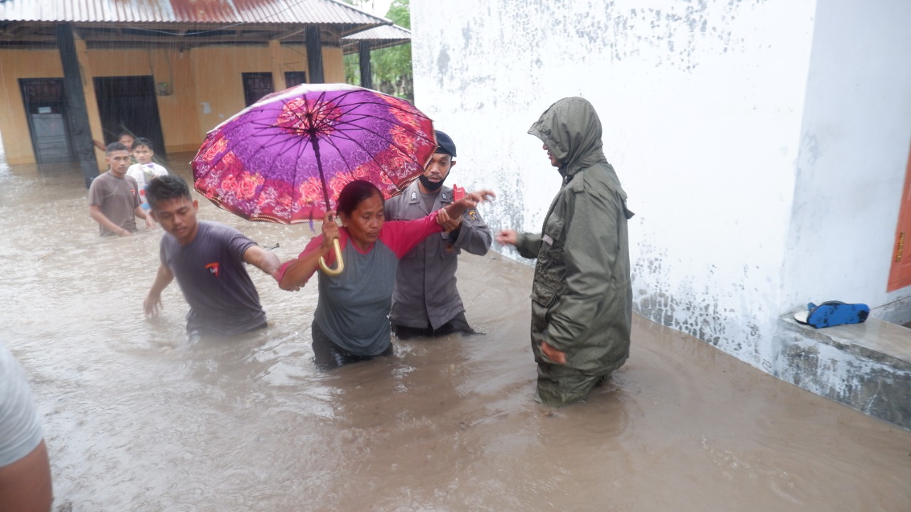 Tim SAR Ilato Evakuasi Korban Banjir Kabupaten Gorontalo