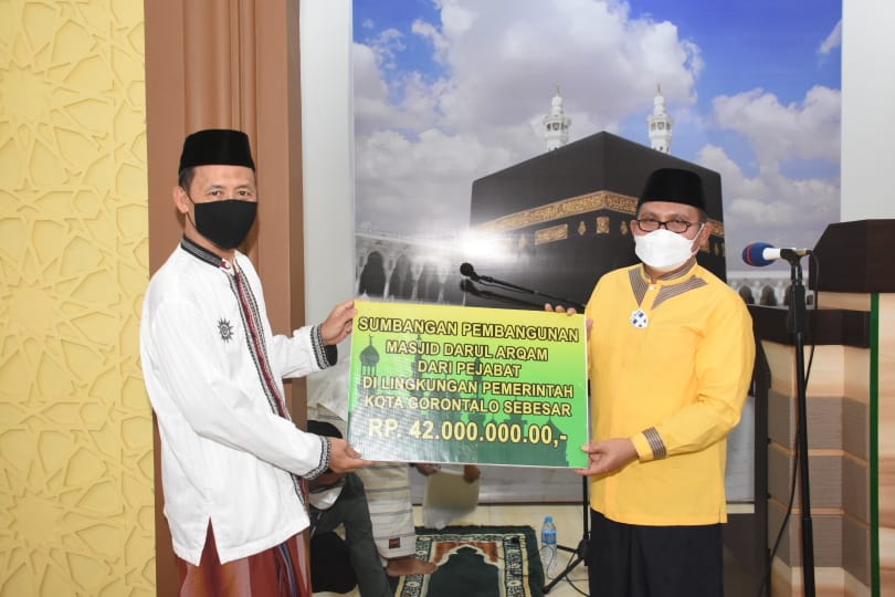 Pemkot Gorontalo Serahkan Bantuan Pembangunan Masjid Darul Arqam