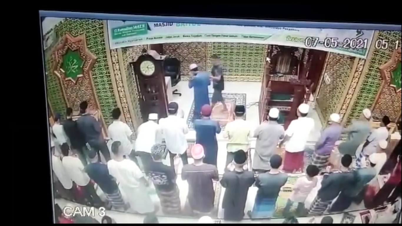Video Imam Masjid Dipukul Saat Salat Subuh