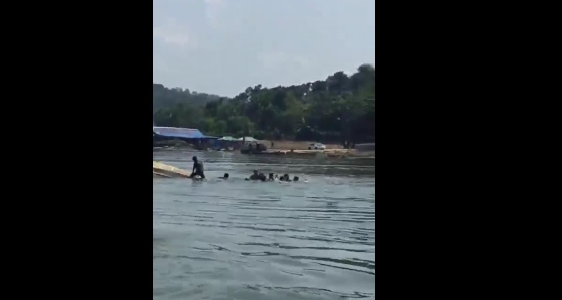 Video Perahu Wisata Terbalik di Waduk Kedung Ombo, 5 Orang Hilang