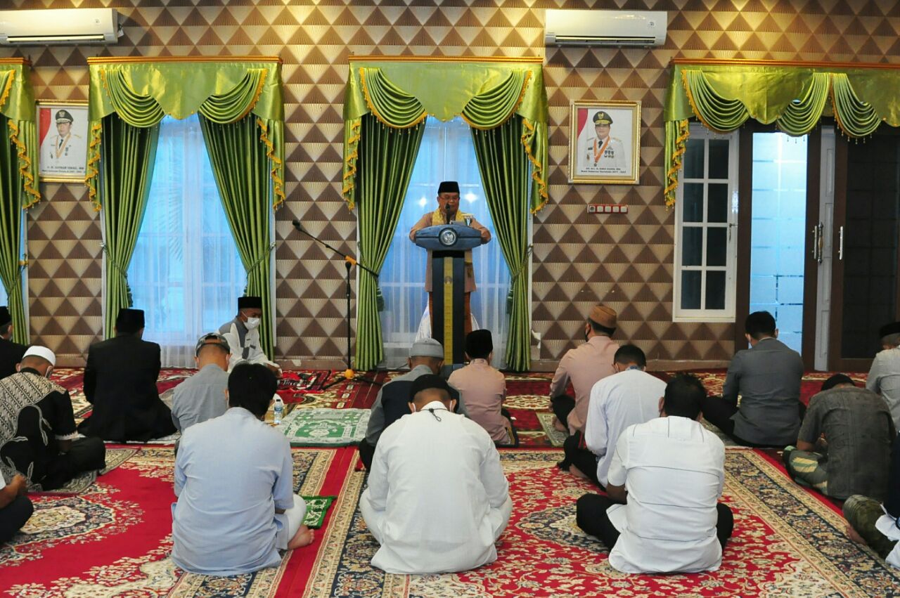 Wagub Gorontalo Idris Rahim Bersama Keluarga Salat Idulfitri di Rujab