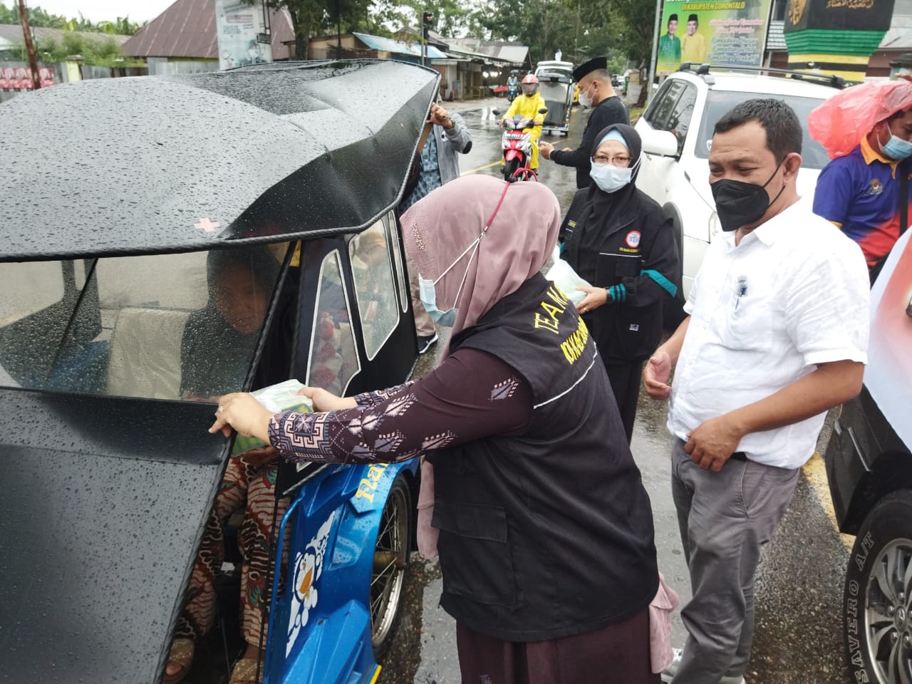 IDI Kabupaten Gorontalo Bagikan Takjil ke Pengguna Jalan