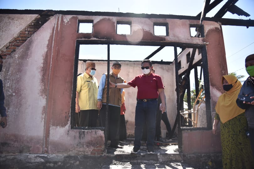 Pemkot Gorontalo Serahkan Bantuan Bagi Korban Kebakaran Rumah di Sipatana