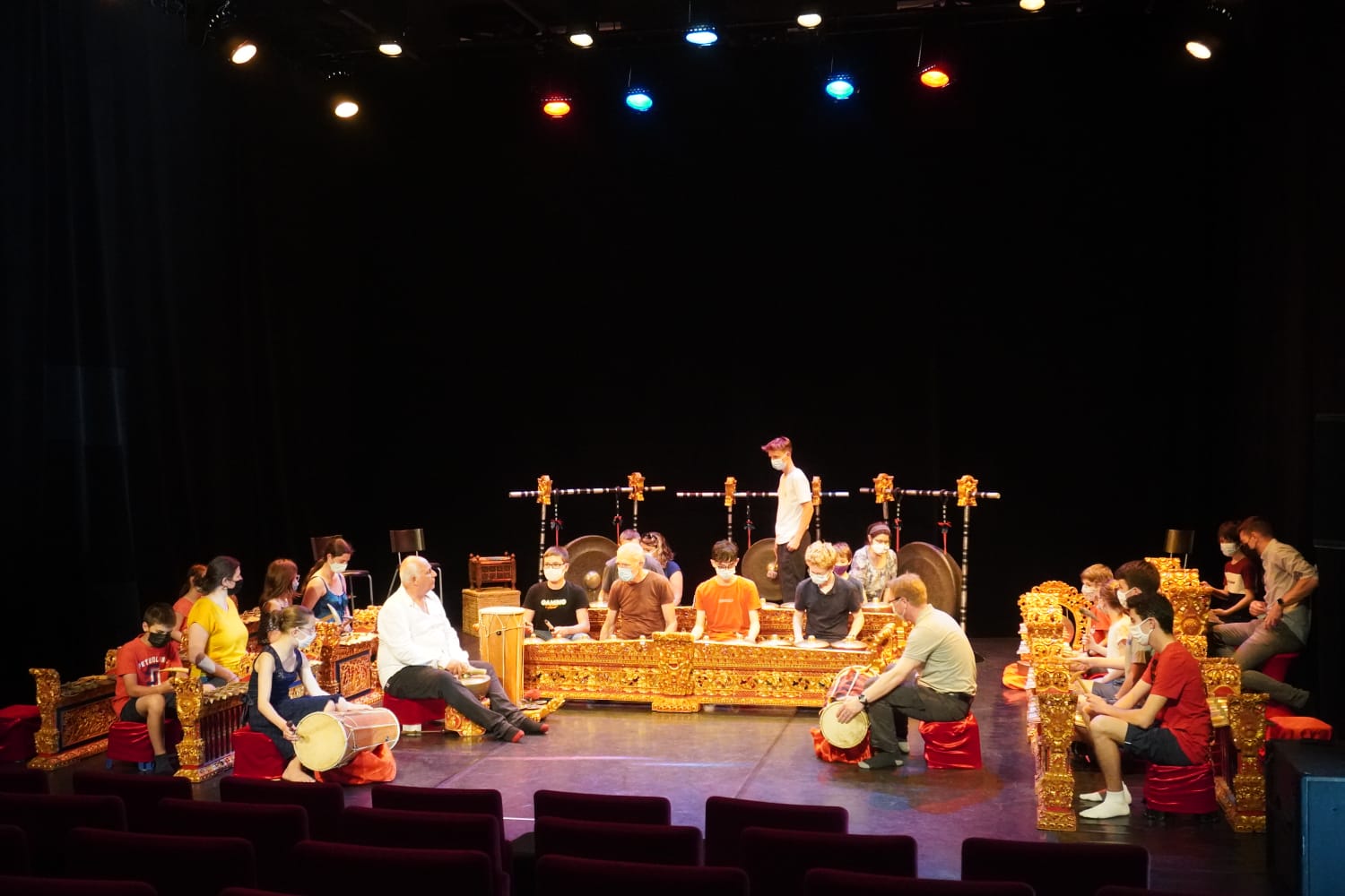 300 Pelajar dan Guru di Kota Dole, Prancis Pelajari Alat Musik Gamelan