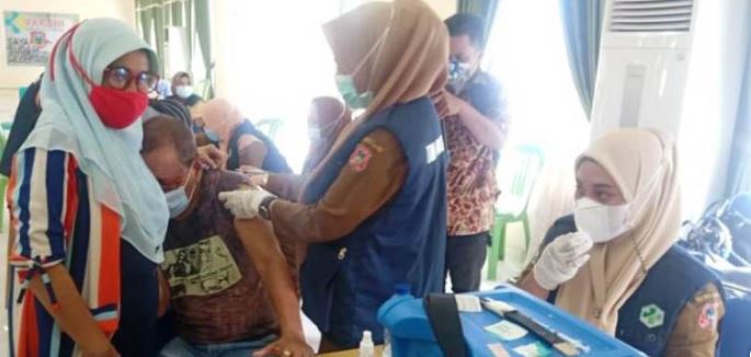Dinas Kesehatan Kabupaten Gorontalo Lakukan Vaksinasi Lansia