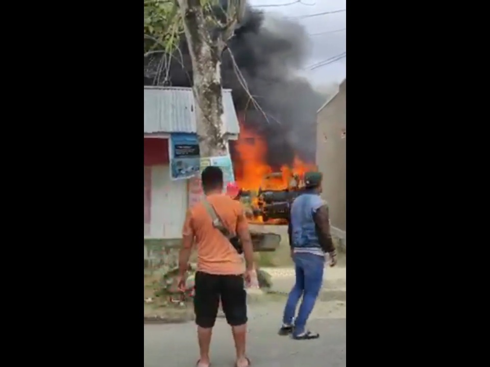 Video Warga Berupaya Padamkan Mobil Angkot yang Terbakar di Gorontalo