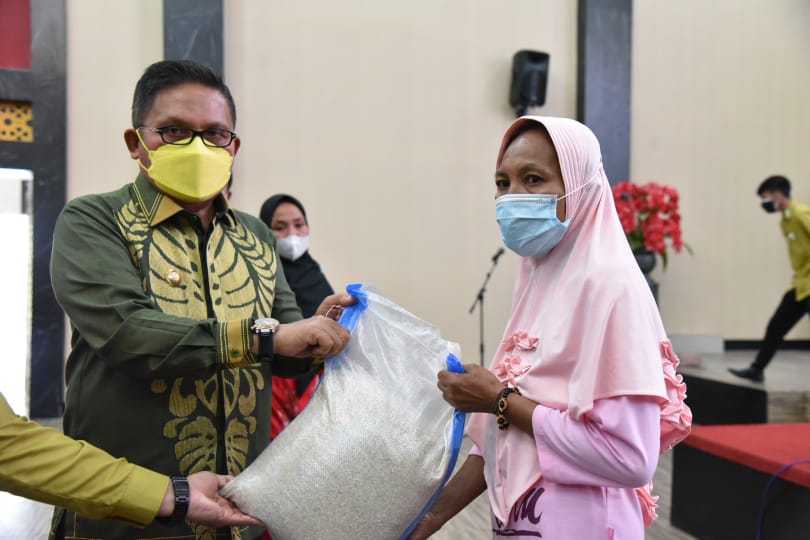 Serahkan Bantuan Cadangan Pangan, Ini Harapan Wali Kota Gorontalo