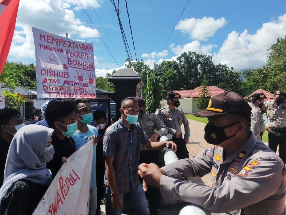 Massa Aksi Minta Tindaki Oknum Polisi yang Lindungi Tambang Ilegal Bone Bolango
