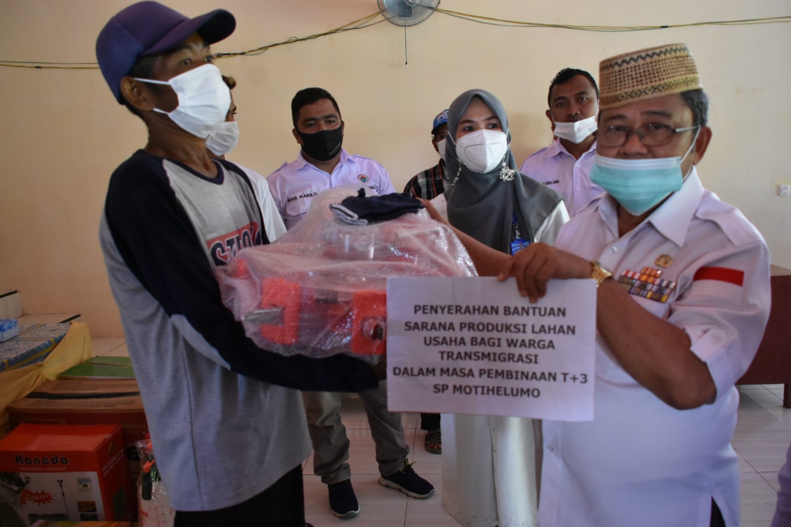 Bupati Gorontalo Utara Serahkan Bantuan Sarana Produksi Lahan Usaha