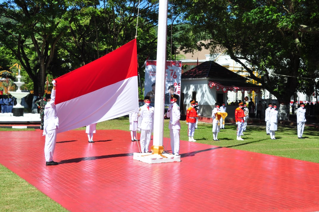 Siswi SMA 1 Paskibraka Pembawa Bendera Upacara HUT RI tingkat Provinsi Gorontalo