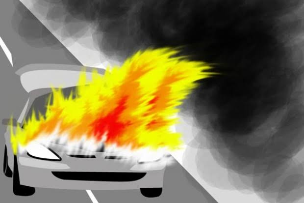 Sambaran Api Bakaran Sampah Hanguskan Mobil Warga