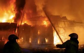 Korsleting Listrik Sebabkan Kebakaran Kantor Indosat di Makassar