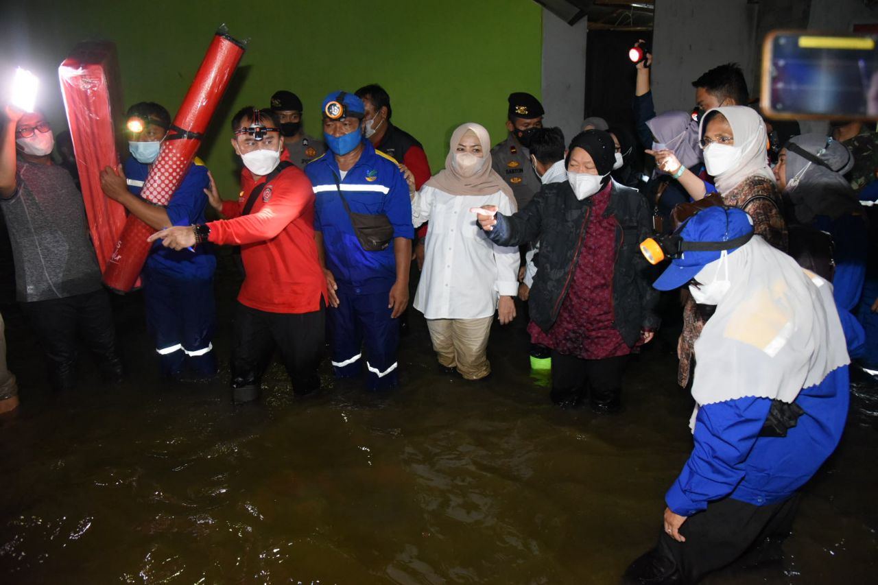 Mensos Risma Serahkan Bantuan Korban Banjir di Gorontalo