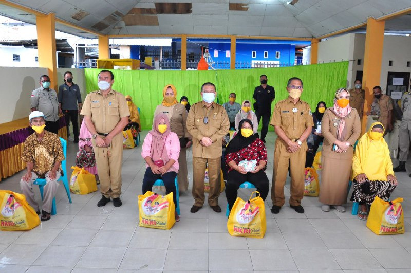 Wagub serahkan 3,673 Bantuan pangan di Kota Gorontalo