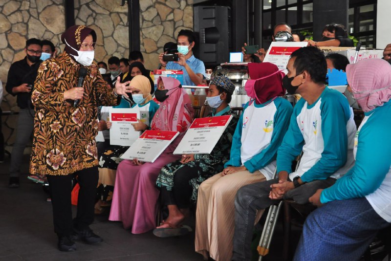 Mensos Risma Serahkan bantuan ATENSI di Gorontalo