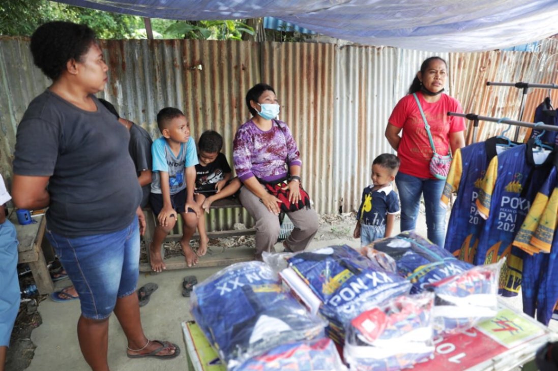 Penjual Baju dan Sepatu di Papua Raup Keuntungan Satu Juta Per Hari
