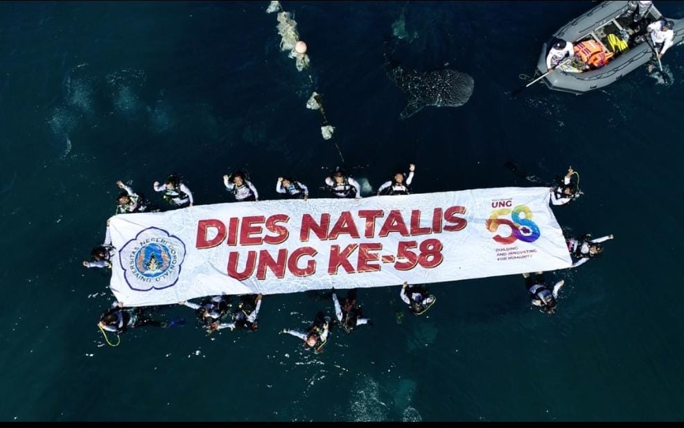UNG Kibarkan Bendera Dies Natalis Ke-58 di Bawah Laut Botubarani