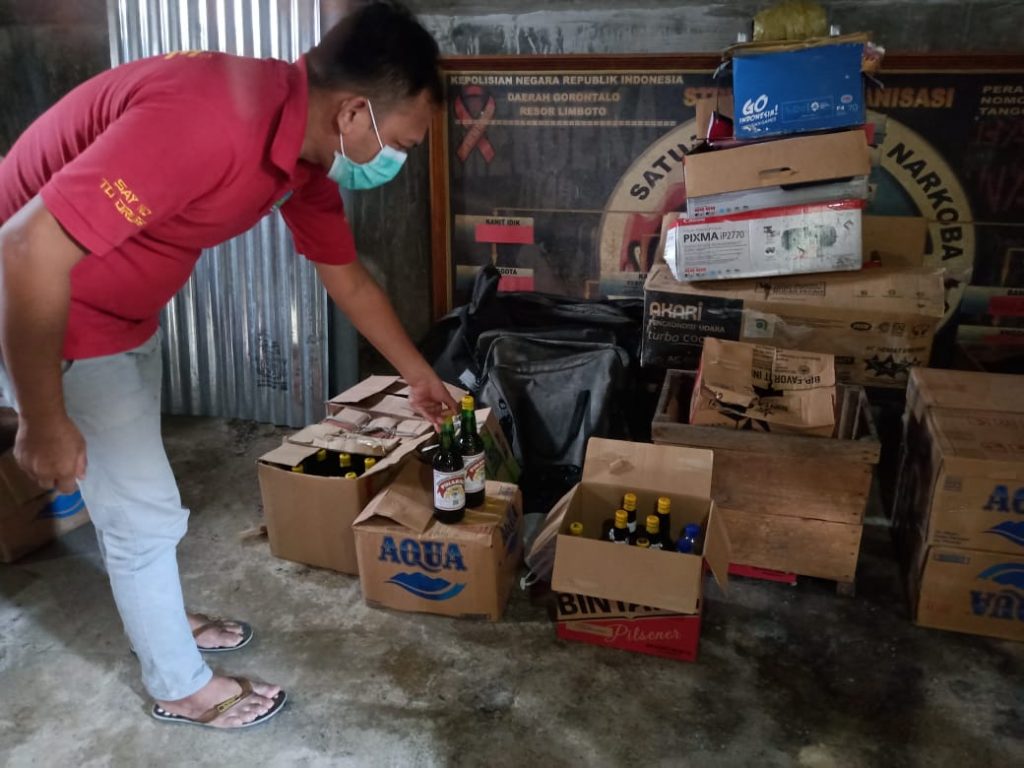 Ratusan Botol Miras dan Sabu di Gorontalo Berhasil Diamankan