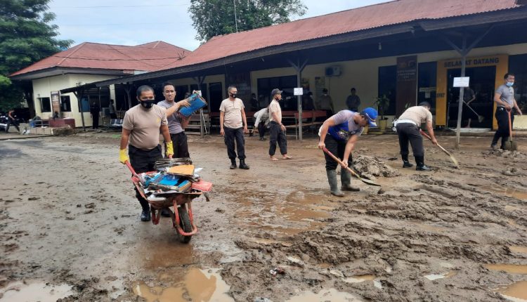 Pasca Banjir Bandang Polres Gorontalo terus lakukan pembersihan Lumpur