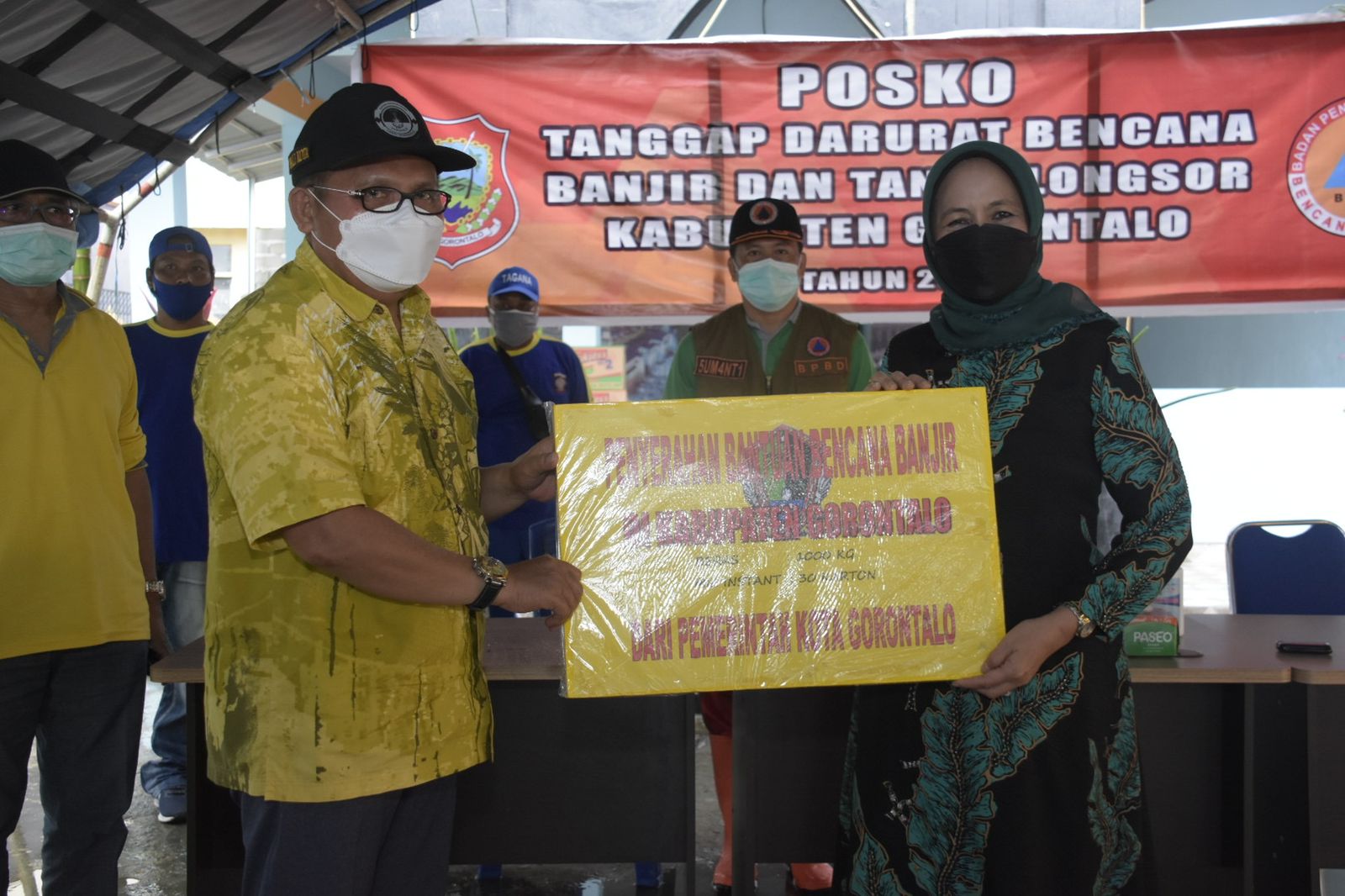 Marten Taha serahkan bantuan korban Banjir di Kabupaten Gorontalo