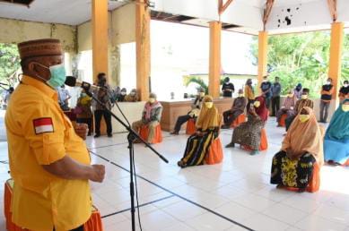 Gubernur Gorontalo bagi bantuan di lima Kecamatan di Pohuwato