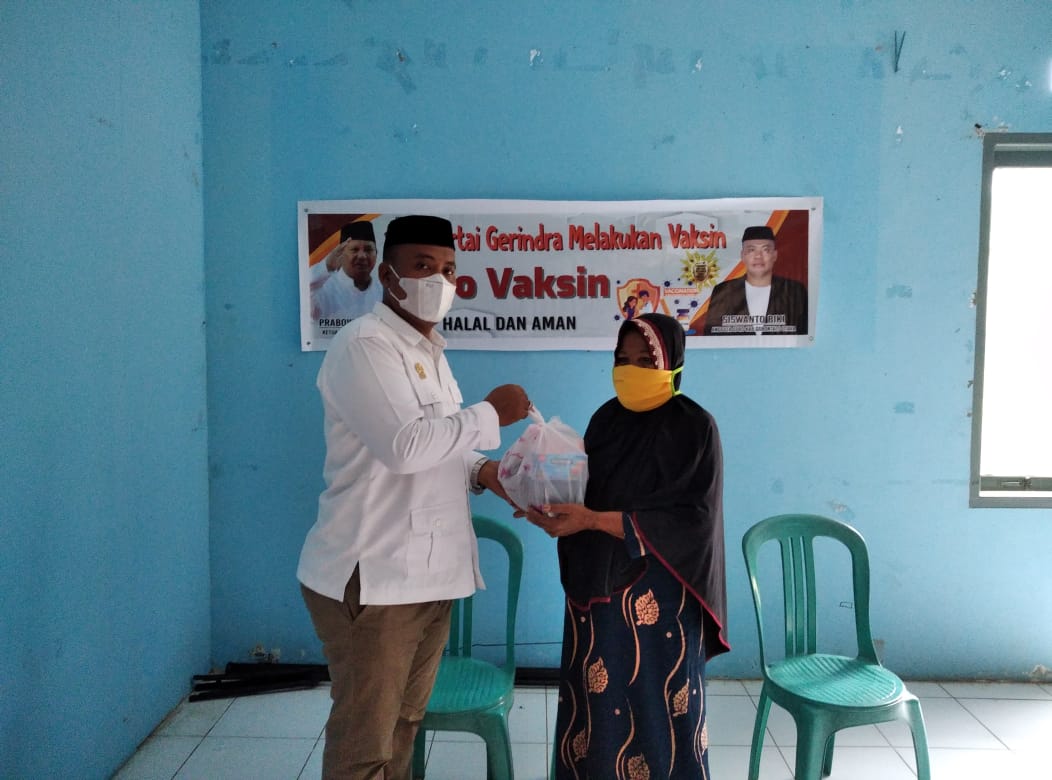 Legislator Gerindra Gelar Vaksinasi dan Bagi Sembako
