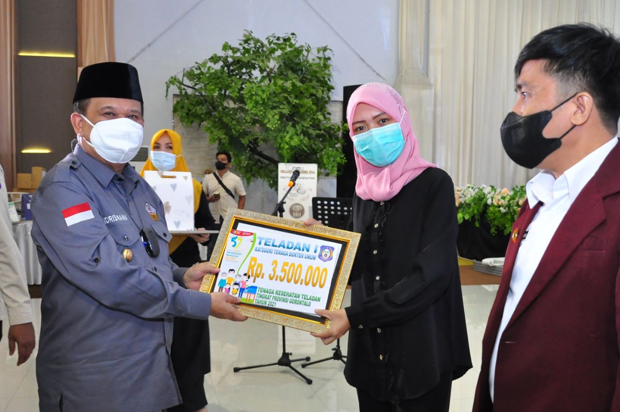 Tenaga Kesehatan Gorontalo Terima Penghargaan Pada Hari Kesehatan Nasional