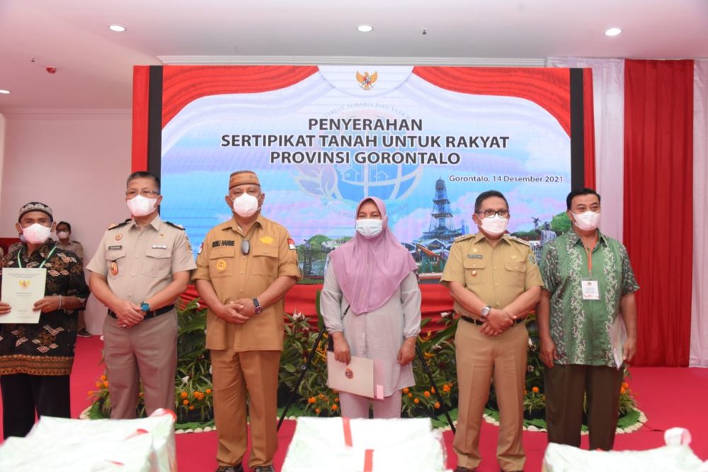 Gubernur Gorontalo Serahkan Sertifikat Tanah Rakyat
