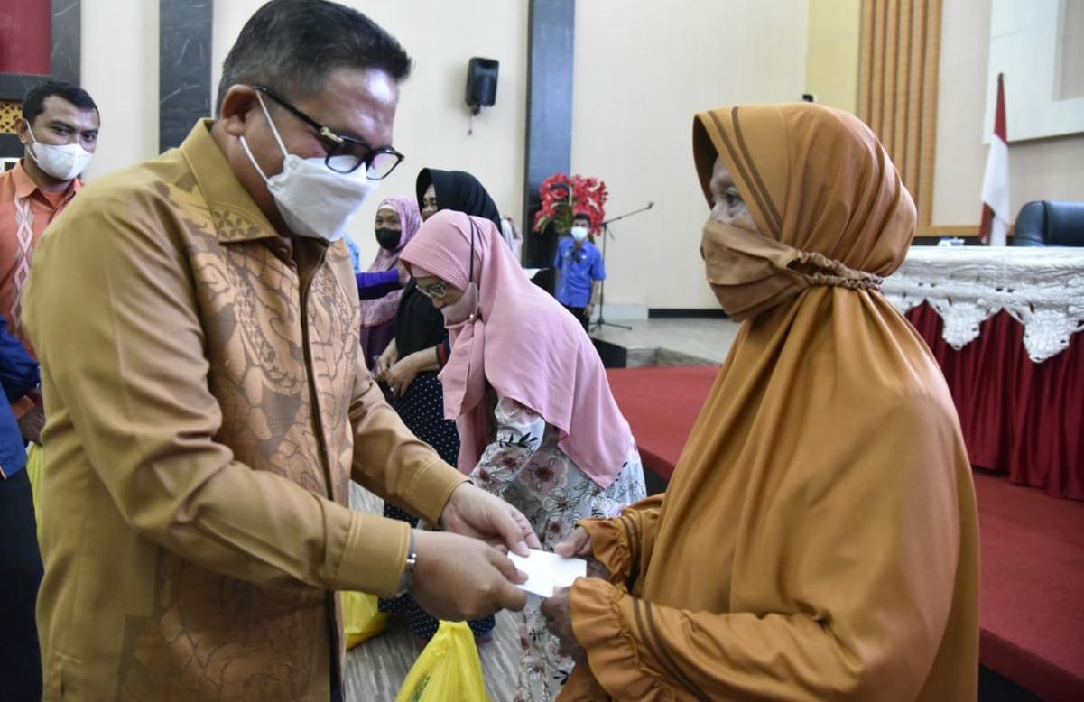 Warga Kurang Mampu Terima Paket Sembako dari Baznas Kota Gorontalo