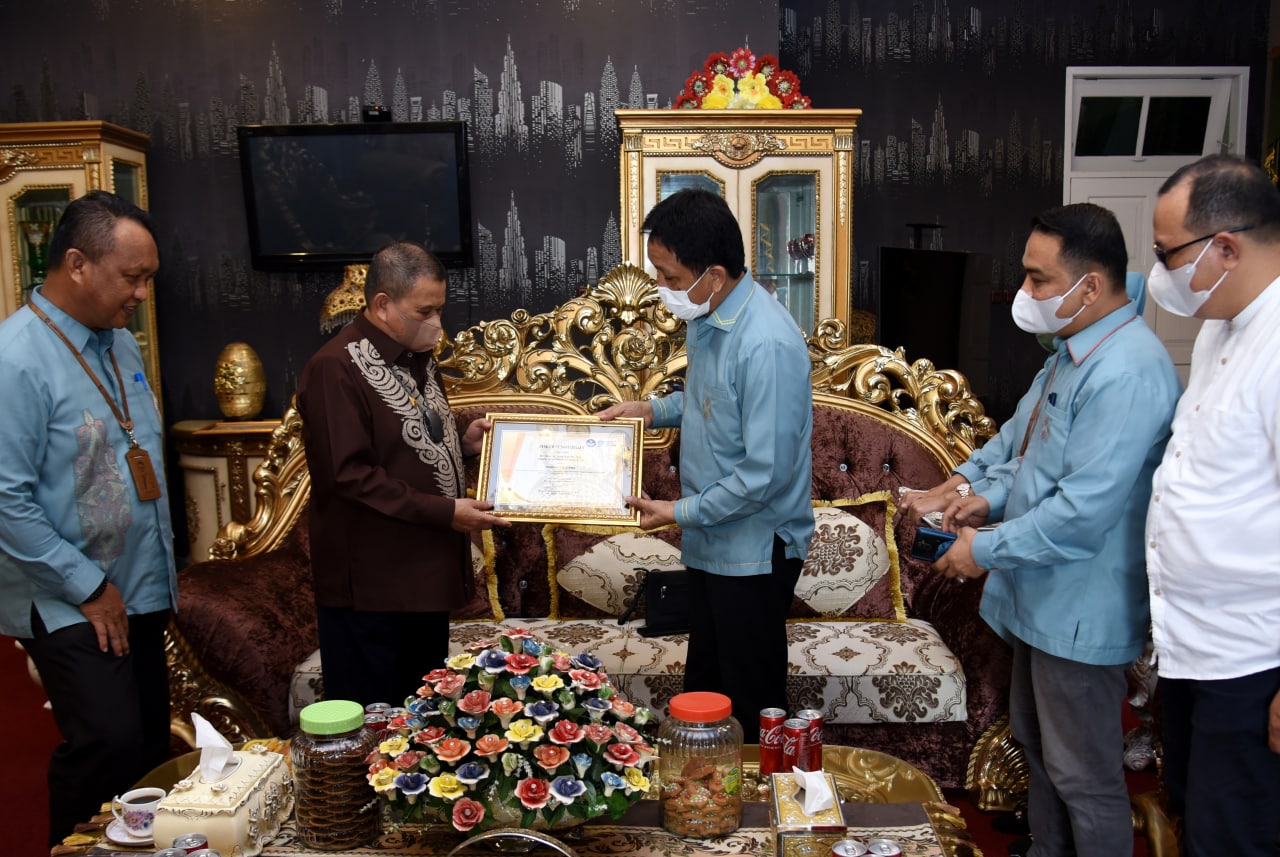 Gubernur dan Wakil Gubernur dapat penghargaan dari LLDIKTI XVI Gorontalo