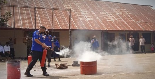 Dinas Satpol PP dan Damkar Lakukan Simulasi Pencegahan Kebakaran di Polres Kotamobagu