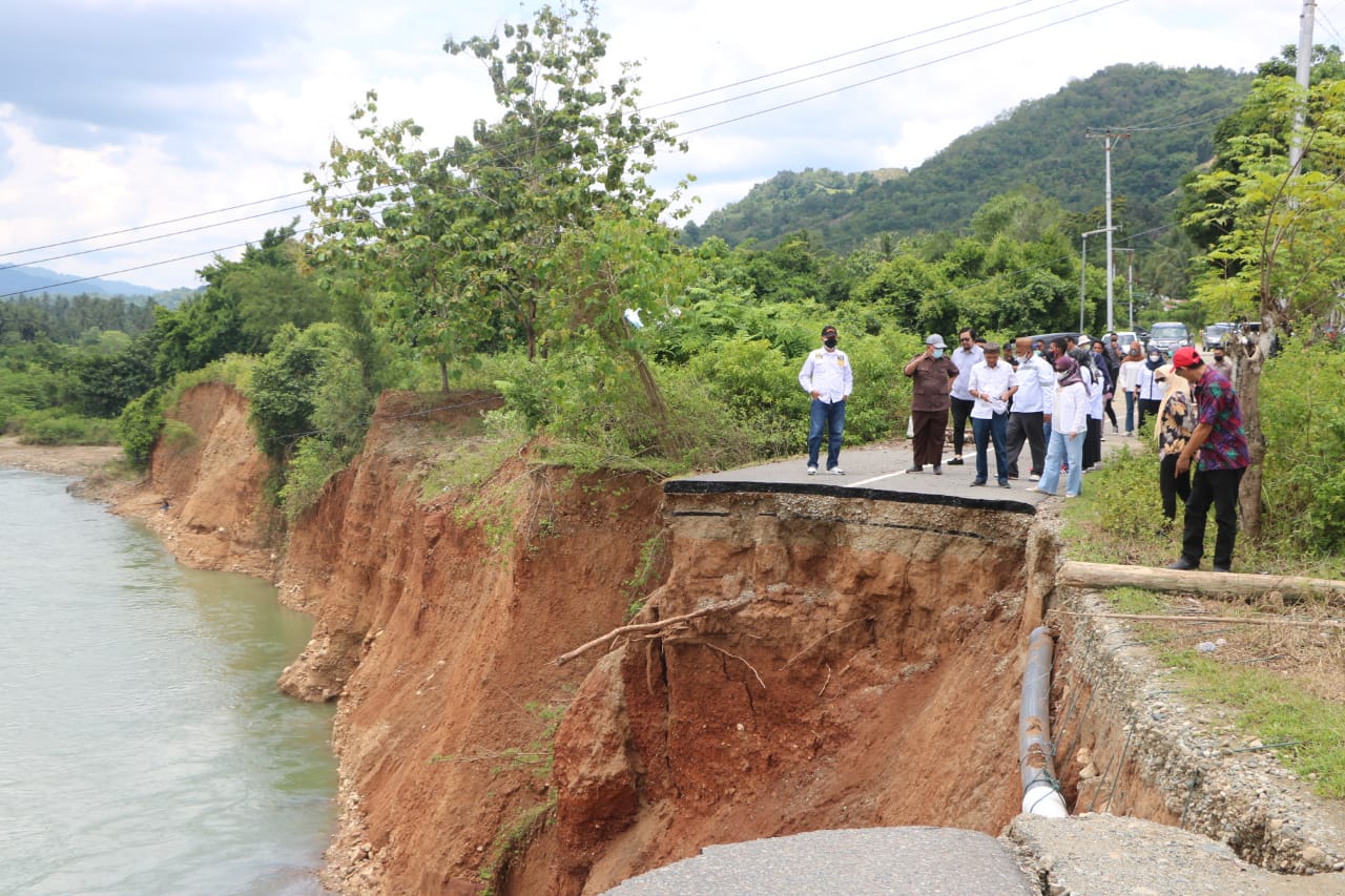DPRD Provinsi Gorontalo Harap Pemprov Perbaiki Jalan Rusak di Desa Bulontala Timur Akibat Longsor