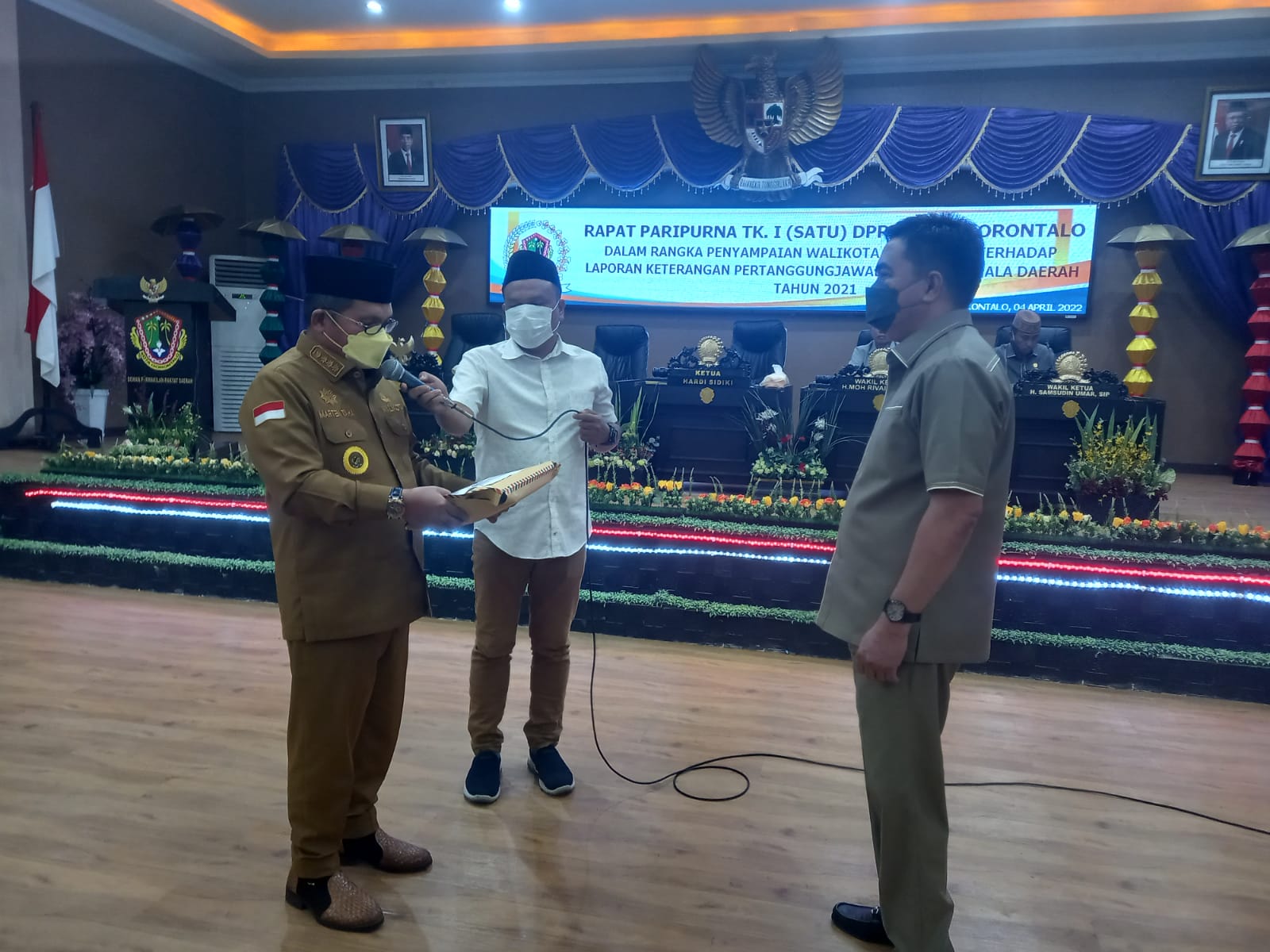 Walikota Serahkan LKPJ 2021 ke DPRD Kota Gorontalo